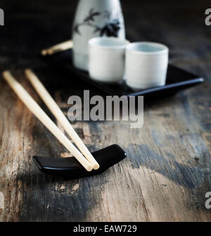 Tischset und Sake im japanischen Stil Stockfoto