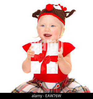 Porträt von niedlichen glückliches Babymädchen hält in Händen Geschenkbox isoliert auf weißem Hintergrund, festliche Kostüm, Rudolf Hut Stockfoto