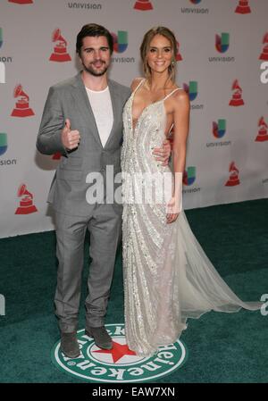 Las Vegas, NV, USA. 20. November 2014. Juanes, Karen Martínez im Ankunftsbereich für 15. Annual Latin GRAMMY Awards - Teil 1, MGM Grand Garden Arena, Las Vegas, NV 20. November 2014. Bildnachweis: James Atoa/Everett Collection/Alamy Live-Nachrichten Stockfoto