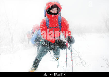 Ein Mann wartet in der Kälte zu einen Schnee-Aufstieg rechtzeitig Witner in North Conway, New Hampshire zu beginnen. Stockfoto