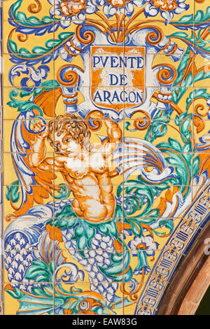 Sevilla, Spanien - 28. Oktober 2014: Die Details der gefliesten Brücke Puente de Aragon am Plaza de Espana (1920er Jahre) von Dom realisiert Stockfoto