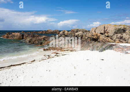 Weiße Sandstrände und sauberes Meer auf den Norden von Iona, aus Mull, Schottland. Stockfoto