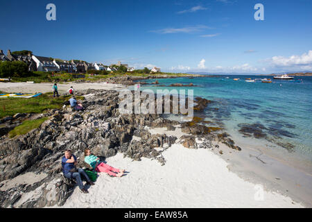 Iona Abbey und Häuser mit Folk am Strand auf Iona, aus Mull, Schottland. Stockfoto
