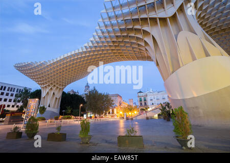 Sevilla - Metropol Parasol Holzkonstruktion befindet sich in La Encarnacion quadratisch Stockfoto