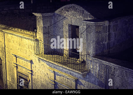 Balkon von einem alten Gebäude in Zela Straße im Zentrum Stadt von Straßenlaternen beleuchtet in der Nacht in Arequipa, Peru Stockfoto