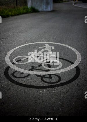 Cooler Effekt weiß Fahrrad Straße Zeichen Kreissymbol auf Fahrradwegen Boden Asphalt mit einem 3D-Effekt Schatten schwimmende Luft, Textfreiraum Stockfoto
