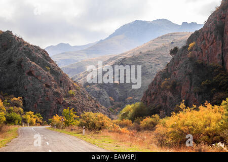 Die Ansicht der Straße in Armenien im Herbst Stockfoto