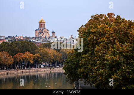 Ansicht der Sameba-Kathedrale in Tiflis, Georgien Stockfoto