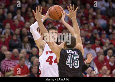 19. November 2014: Wisconsin Badgers weiterleiten Frank Kaminsky #44 sieht, während die NCAA Basketball-Spiel zwischen Wisconsin Badgers und Green Bay Phoenix im Kohl Center in Madison, Wisconsin zu übergeben. Wisconsin besiegte Green Bay 84-60. John Fisher/CSM Stockfoto