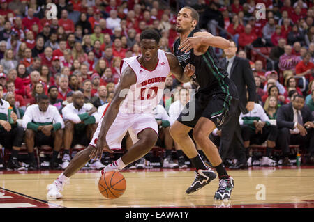 19. November 2014: Wisconsin Badgers weiterleiten Nigel Hayes #10 Dribblings Grundlinie während der NCAA Basketball-Spiel zwischen Wisconsin Badgers und Green Bay Phoenix im Kohl Center in Madison, Wisconsin. Wisconsin besiegte Green Bay 84-60. John Fisher/CSM Stockfoto