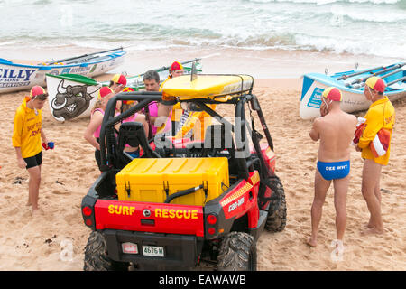 Surf Rettungskräfte auf Dee Why Beach Sydney, NSW, Australien mit Can am Beach Buggy Stockfoto