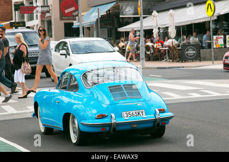 klassische Porsche SC hielten wir an einem Zebrastreifen in Dee Why, Sydney, Australien Stockfoto