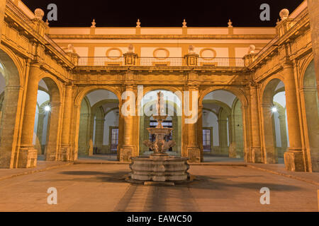 Sevilla - Atrium der Universität Fromer Tabakfabrik in der Nacht. Stockfoto