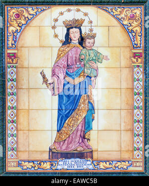 Sevilla, Spanien - 29. Oktober 2014: Die Keramik gefliest Madonna in der Kirche Basilica del Maria Auxiliadora Stockfoto