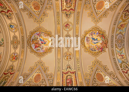 Sevilla - die Fresken an der Decke in der Kirche Basilica De La Macarena Stockfoto