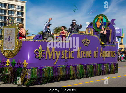 Faschingsdienstag Nachtschwärmer auf Festwagen in Galveston, Texas, USA. Stockfoto