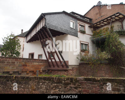 Dieses Bild zeigt einen Blick auf Saarburg, eine Stadt in Deutschland, die für ihre historischen Gebäude und malerischen Landschaften bekannt ist. Saarburg liegt in Rheinland-Pfalz. Stockfoto