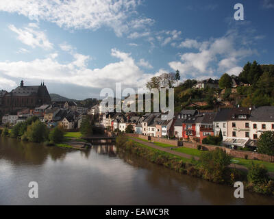 Ein malerischer Blick auf Saarburg und die Saarregion in Deutschland, aufgenommen in Foto 1, der die Landschaft und die natürliche Schönheit der Region unterstreicht. Stockfoto