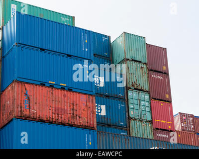 Gestapelte Schiffscontainer im Hamburger Hafen Stockfoto