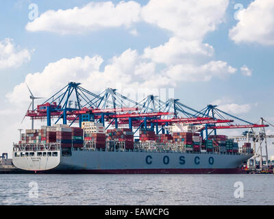 Das Frachtschiff "COSCO HOPE" (142'000 BRT) wird am Container geladen terminal Tollerort im Hamburger Hafen, Deutschland. Stockfoto