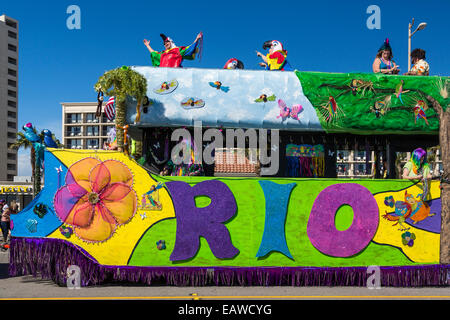 Faschingsdienstag Nachtschwärmer auf Festwagen in Galveston, Texas, USA. Stockfoto