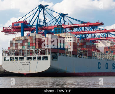 Das Frachtschiff "COSCO HOPE" (142'000 BRT) wird am Container geladen terminal Tollerort im Hamburger Hafen, Deutschland. Stockfoto