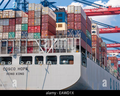 Das Frachtschiff "COSCO HOPE" (142'000 BRT) wird am Container geladen terminal Tollerort im Hamburger Hafen, Deutschland. Stockfoto