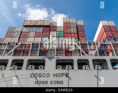 Das Frachtschiff "COSCO HOPE" (142'000 BRT) wird am Container geladen terminal Tollerort im Hamburger Hafen, Deutschland. Stockfoto