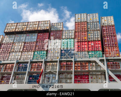 Das Frachtschiff "COSCO HOPE" (142'000 BRT) wird am Container geladen terminal Tollerort im Hamburger Hafen, Deutschland. Stockfoto