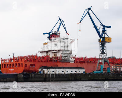 Das Schiff "Rio Blanco" ist in einem Trockendock der Deutschlands größte Werft Blohm + Voss auf der Werft aus Hamburg gebaut. Stockfoto