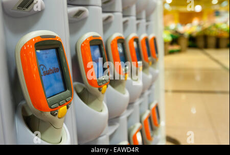 Handheld Subito Selfscanning Geräte in einem Migros-Supermarkt in Zürich, Schweiz. Stockfoto