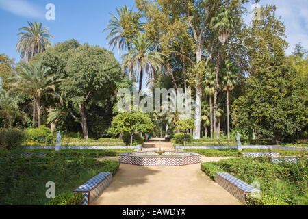 Sevilla - die wenig gefliesten Brunnen im Maria Luisa park Stockfoto