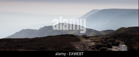 Nebliger Morgen Blick vom schwarzen Hügel über Olchon-Tal, in den schwarzen Bergen Stockfoto