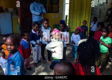 Kinder tanzen zur afrikanischen Musik während einer Pause von Klassen in der Schule. Stockfoto