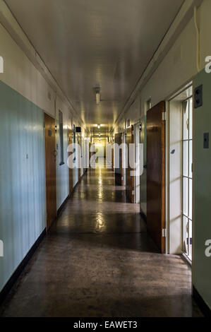 Ein Korridor führt vorbei an Nelson Mandelas Gefängniszelle auf Robben Island. Stockfoto