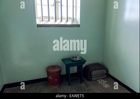 Eine Tasse, Schüssel und Bett Rollen in der Zelle von Nelson Mandela bewohnt. Stockfoto