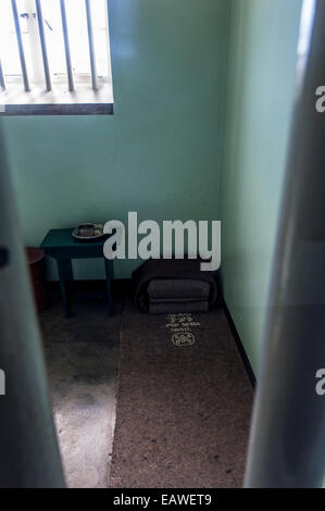 Eine Tasse, Schüssel und Bett Rollen in der Zelle von Nelson Mandela bewohnt. Stockfoto