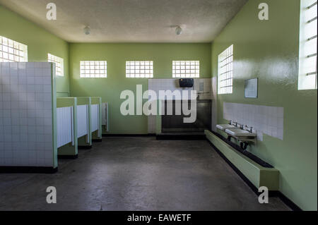 Männliche Toiletten, Urinal und Waschbecken in einem Gefängnis-Badezimmer. Stockfoto