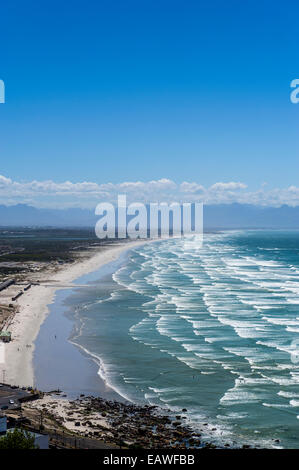 Endlose Wellen Rollen auf einen langen, weißen Sandstrand unter ein Sommerhimmel. Stockfoto