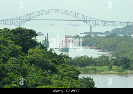 Die Brücke der Amerikas erstreckt sich über den Panama-Kanal nahe am Pazifik. Stockfoto