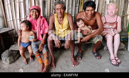 Portrait einer Kuna-Familie mit einem Albino-Mitglied. Stockfoto