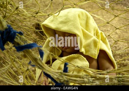 Eine indigene Ngobe Bugle Baby schläft in einer Hängematte. Stockfoto