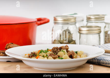 Herzhaftes Abendessen italienische Wurst, weiße Bohnen und Schale Nudeln Suppe mit hausgemachten Roggen toast Stockfoto