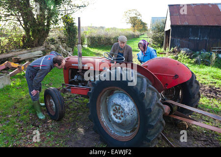 Cumbrian Bauer Tom Brown, seine Frau Jean & Sohn Gordon Kontrolle über ein nicht-Start-Traktor auf seiner Farm in Irthington, Cumbria UK Stockfoto