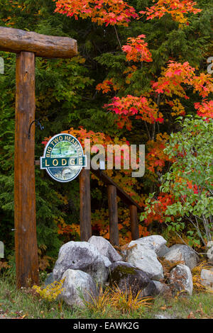 Die großen zwei Nerven Lodge Tor und Zeichen in der oberen Halbinsel von Michigan, USA. Stockfoto