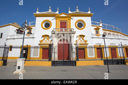 Sevilla - die Fassade zur Plaza del Toros im Barockstil. Stockfoto