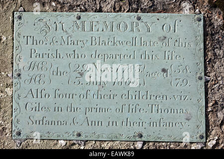 Messingplakette demonstrieren die Kindersterblichkeit auf einem Grabstein in der Cotswold-Dorf Edgeworth, Gloucestershire UK Stockfoto