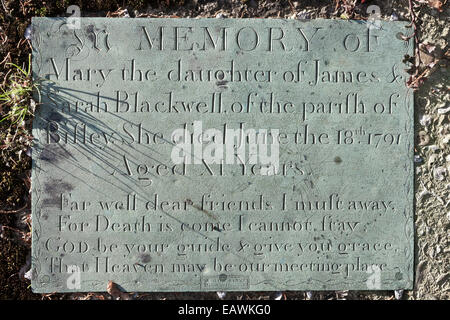 Messingschild auf dem Grab von Maria Blackwell demonstrieren die Kindersterblichkeit auf einem Grabstein in der Cotswold Dorf Edgeworth, Gloucestershire, Großbritannien Stockfoto