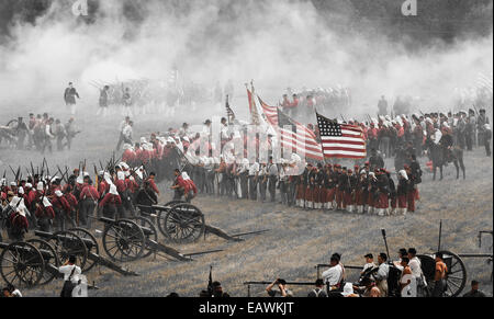 Rauch steigt vom Schlachtfeld in Civil War Reenactment. Stockfoto