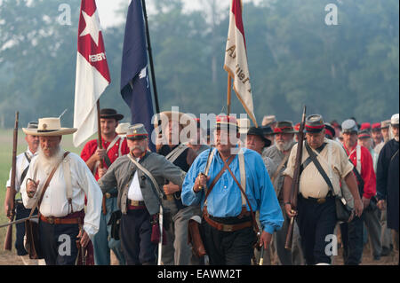 Soldaten marschieren die Civil War Reenactment der ersten Schlacht von Manassas. Stockfoto